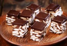 Πανεύκολα σοκολατένια κυβάκια με μπισκότα με 3 μόνο υλικά