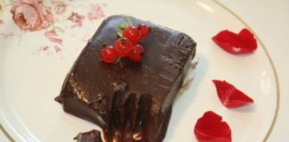 Σοκολατένιο γλυκό ψυγείου με 3 υλικά έτοιμο σε 5 λεπτά