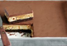 Πανεύκολο γλυκό ψυγείου με καραμέλα και σοκολάτα