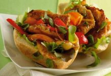 Ανοιχτά σάντουιτς με φιλέτο κοτόπουλου και μανιτάρια