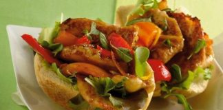 Ανοιχτά σάντουιτς με φιλέτο κοτόπουλου και μανιτάρια