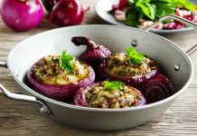 Κρεμμύδια γεμιστά στην κατσαρόλα