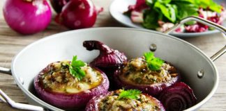 Κρεμμύδια γεμιστά στην κατσαρόλα