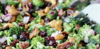 Σαλάτα με μπρόκολο και κόκκινα σταφύλια