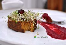 Συνταγή: Απολαυστικό ρολό φυτικής γαλοπούλας με σως κράνμπερυ