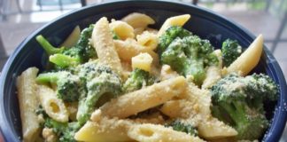 Μια νόστιμη συνταγή με πένες, μπρόκολο και λιωμένη παρμεζάνα!