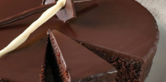 Αυτή είναι η πανεύκολη «κολασμένη» σοκολατόπιτα των 5 ευρώ!