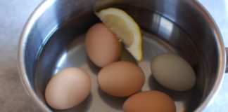 Βάζει τα αυγά να βράσουν και ρίχνει μέσα μία φέτα λεμόνι. Ο λόγος; πανέξυπνος!