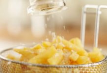 Σας Έπεσε Παραπάνω Αλάτι στο Φαγητό; Δύο Τρόποι για να το Σώσετε!