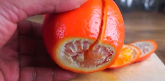 Κόβει τις άκρες του πορτοκαλιού και κάνει μία τομή στη μέση. Ο λόγος; ΠΑΝΕΞΥΠΝΟΣ!