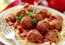 Κεφτεδάκια με σάλτσα και μακαρόνια