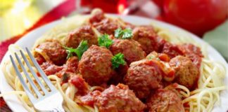 Κεφτεδάκια με σάλτσα και μακαρόνια