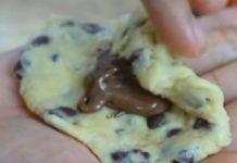 Φτιάχνει ζύμη με μπισκότα και τη γεμίζει με Μερέντα. Το αποτέλεσμα; Καταπληκτικό!