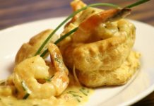 Φωλίτσες φύλλου σφολιάτας με γαρίδες για το δείπνο των Χριστουγέννων