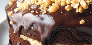 Τούρτα μους σοκολάτα με καραμελωμένα φιστίκια Αιγίνης