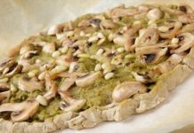 Χορτοφαγική πίτσα χωρίς γλουτένη με σάλτσα πέστο και μανιτάρια