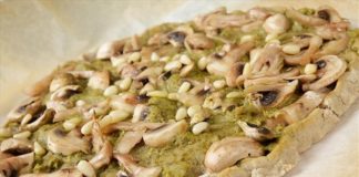 Χορτοφαγική πίτσα χωρίς γλουτένη με σάλτσα πέστο και μανιτάρια