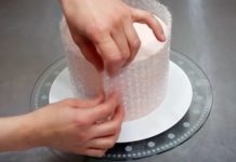 Τυλίγει αεροπλάστ γύρω από την τούρτα. Μόλις δείτε όμως το λόγο, θα το κάνετε και εσείς!