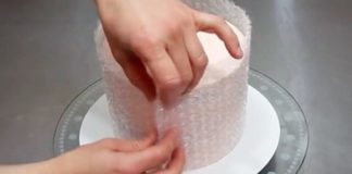 Τυλίγει αεροπλάστ γύρω από την τούρτα. Μόλις δείτε όμως το λόγο, θα το κάνετε και εσείς!