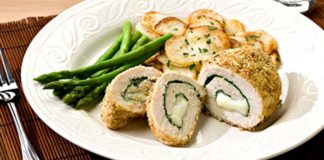 Συνταγή για κοτόπουλο γεμιστό με σπανάκι και μανούρι από τον Σκαρμούτσο