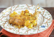 Λεμονάτο κουνέλι μπαχαράτ με ρετσίνα και σταφύλια