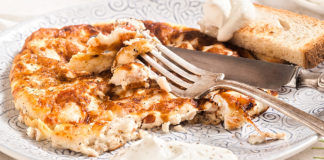 Γλυκιά ομελέτα με κανέλα και σταφίδες