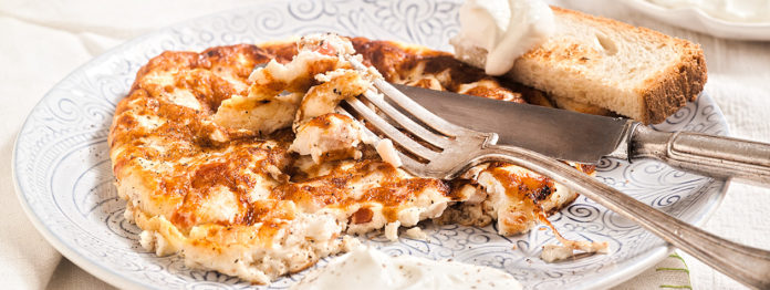 omeleta-me-aspradia-galopoyla-kai-giaoyrti-copy