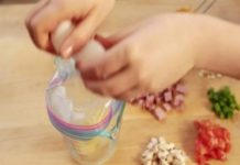 Σπάει αυγά μέσα σε ένα πλαστικό σακουλάκι. Μόλις δεις γιατί, θα τρέξεις στην κουζίνα να κάνεις το ίδιο!