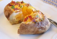 Πατάτες γεμιστές με αυγό, τυρί και μπέικον. Μας Τρέχουν Ήδη τα Σάλια