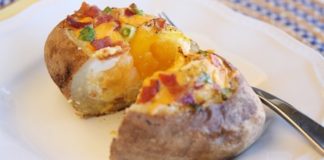 Πατάτες γεμιστές με αυγό, τυρί και μπέικον. Μας Τρέχουν Ήδη τα Σάλια