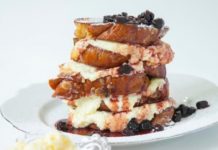 Σπιτικό τράιφλ με τσουρέκι, κρέμα και βύσσινα