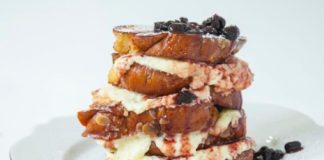 Σπιτικό τράιφλ με τσουρέκι, κρέμα και βύσσινα