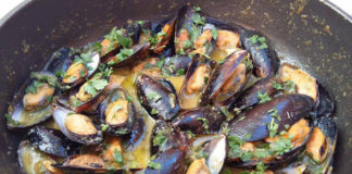 Μύδια αχνιστά με κάρυ