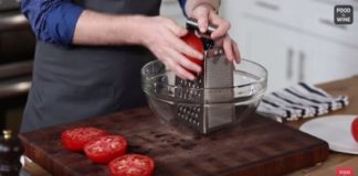 Συνταγή για Σάλτσα ντομάτας. Παίρνει ολόκληρες τις ντομάτες και τις τρίβει στον τρίφτη.