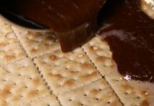 Βάζει μία Στρώση Αλατισμένα Κρακεράκια και από πάνω Ρίχνει τη Σοκολάτα. Το αποτέλεσμα, θα σας Ξετρελάνει!