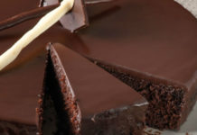 Πανεύκολη κολασμένη σοκολατόπιτα μόνο με 5 ευρώ