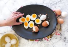 Πώς θα ξεφλουδίσεις εύκολα το αυγό με ένα ποτήρι!