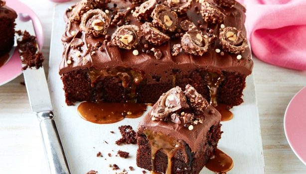 Σοκολατένια πανδαισία με σάλτσα καραμέλας και γκανάζ σοκολάτας