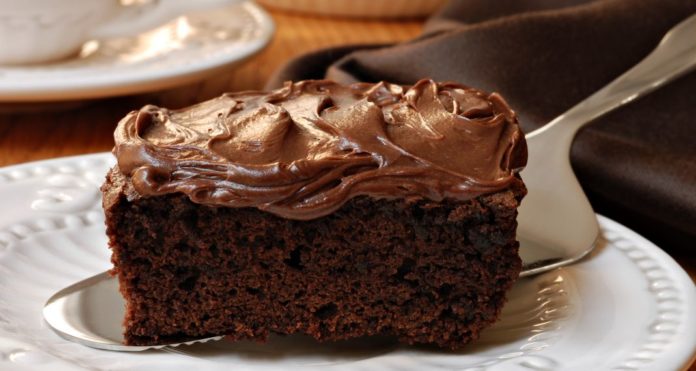 Συνταγή Το κέικ με 3 υλικά του Άκη Πετρετζίκη, που έγινε viral!