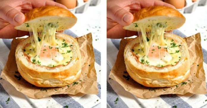 Συνταγή για λαχταριστά γεμιστά ψωμάκια με 4 υλικά.