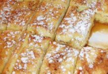 Υπέροχο πρωϊνό με ψωμί του τόστ στο φούρνο