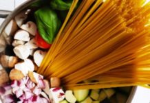 Όλοι αγαπάμε τα μακαρoνια αλλά ποτέ δε θα σκεφτόμασταν να τα μαγειρέψουμε με αυτόν τον τρόπο!