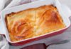 H «παχουλή», χλιδάτη τυρόπιτα με μπεσαμέλ. Μιλάμε για τη «βασίλισσα» των πιτών