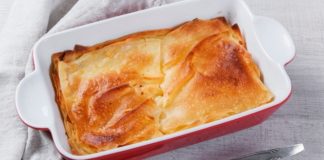 H «παχουλή», χλιδάτη τυρόπιτα με μπεσαμέλ. Μιλάμε για τη «βασίλισσα» των πιτών