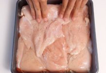 Βάζει 4 Φιλέτα Κοτόπουλο στο Ταψί και τα Αλατίζει. Με 3 εύκολα Βήματα και σε μόλις μία ώρα έχει έτοιμο ένα Πεντανόστιμο Γεύμα!