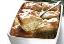 Εύκολη σπιτική πρασόπιτα που θα απολαύσει όλη η οικογένεια