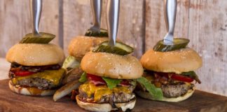 ΤΟ ΚΑΛΥΤΕΡΟ BURGER ΑΠΟ ΤΟΝ ΑΚΗ ΠΕΤΡΕΤΖΙΚΗ!