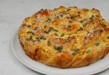 Εύκολη τυρόπιτα φόρμας με ζύμη γιαουρτιού, για όλες τις ώρες.