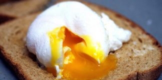 3 Τρόποι για να φτιάξετε το τέλειο αυγό Ποσέ (Βίντεο)