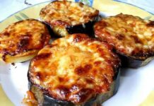 Μελιτζάνες στη λαδόκολλα με σάλτσα και τυριά, ψημένες στον φούρνο σαν πιτσάκια